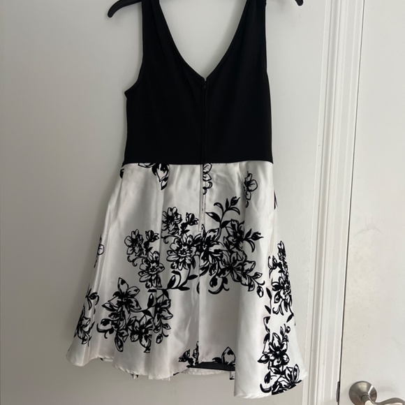 Party dress - Picture 3 of 3